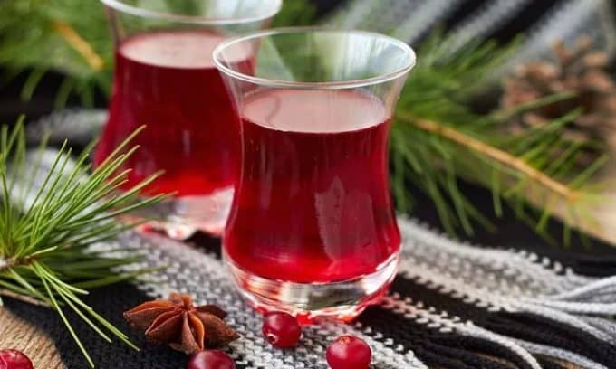 При цистите можно пить морс, добавив немного меда для вкуса